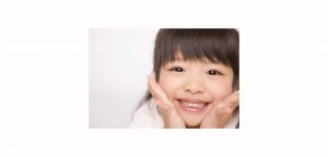 笑顔のお子さんと小児歯科医のイメージ